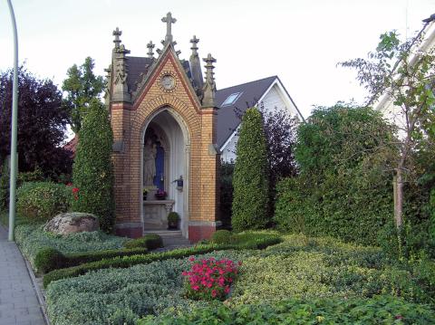 Kapelle mit Madonna, Hellstraße