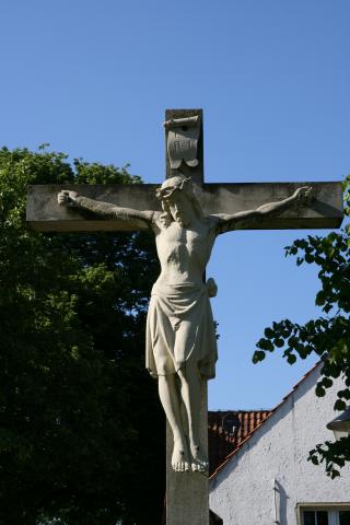 Großes Kreuz auf dem Kirchplatz in Milte