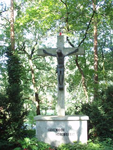 Kreuz am Kalvarienberg, Dr.-Rau-Allee