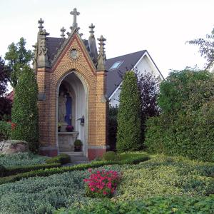 Kapelle mit Madonna, Hellstraße